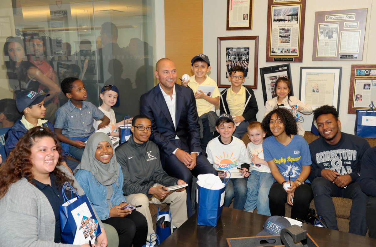 Derek Jeter posed with a group of kids.