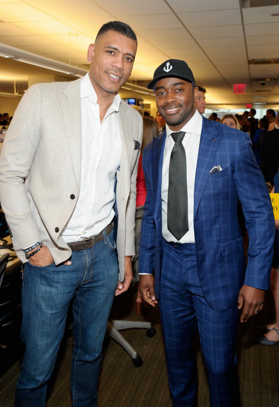 Former NBA player Allan Houston and former NFL player Curtis Martin posed for the camera.