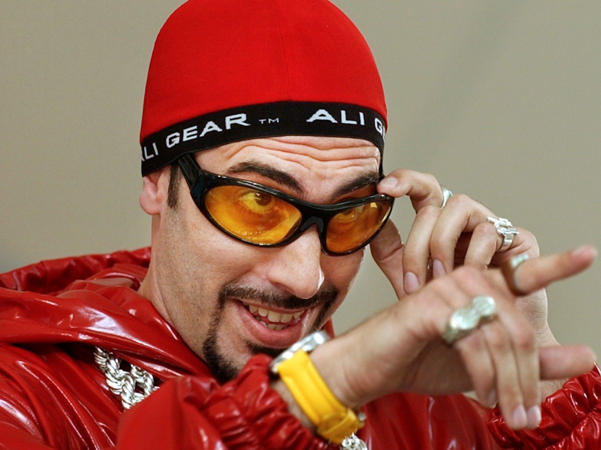 Але джи. Али Джи. Саша Барон Коэн в желтых очках герой. Ali g Pimp.