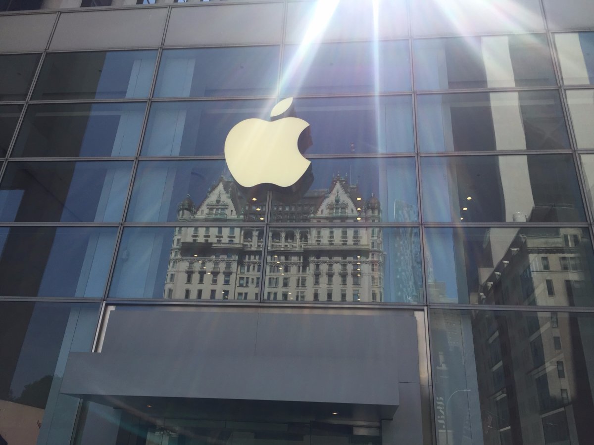 We met for our walk at 9:30 am. An Apple employee at the front told me to go up to the second floor of the store.